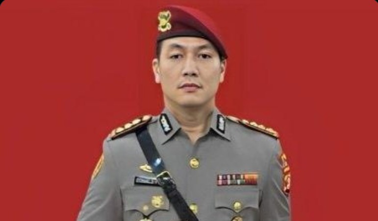 Kombes Donald Simanjuntak, Direktur Reserse Narkoba Polda Metro Jaya dijatuhi sanksi Pemberhentian Tidak Dengan Hormat (PTDH) akibat keterlibatannya dalam kasus pemerasan di acara konser musik Djakarta Warehouse Project (DWP). ( Foto:X@Pieter_Sun01)